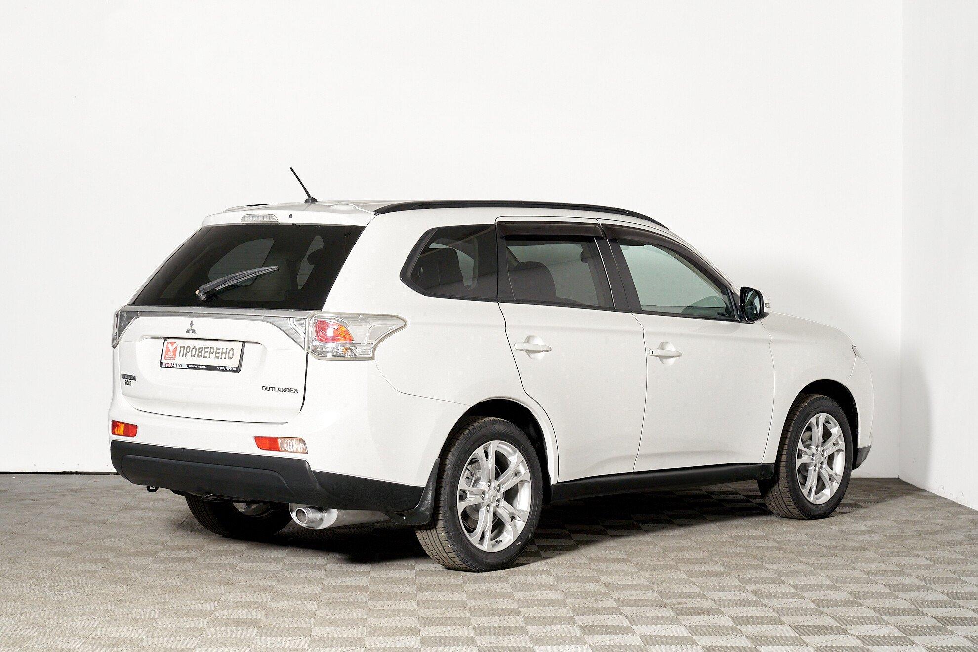 Mitsubishi Outlander 2012, белый