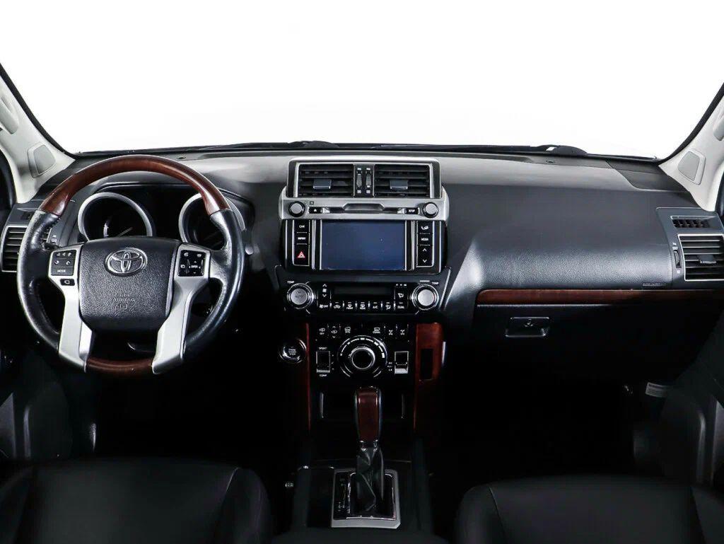 Toyota Land Cruiser Prado 2016, белый