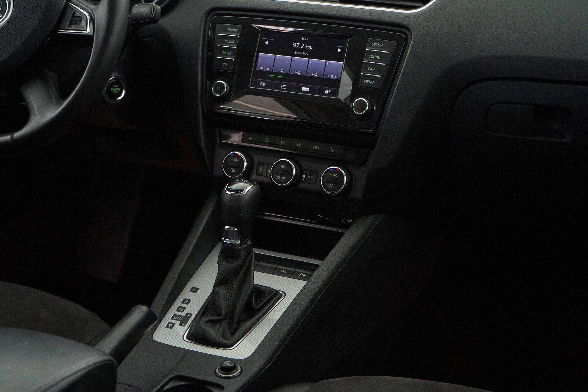 Skoda Octavia 2016, белый