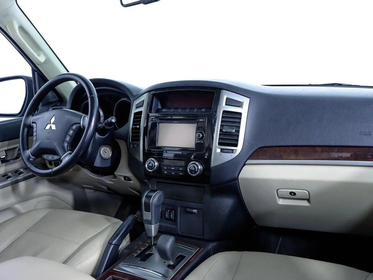 Mitsubishi Pajero 2018, серый