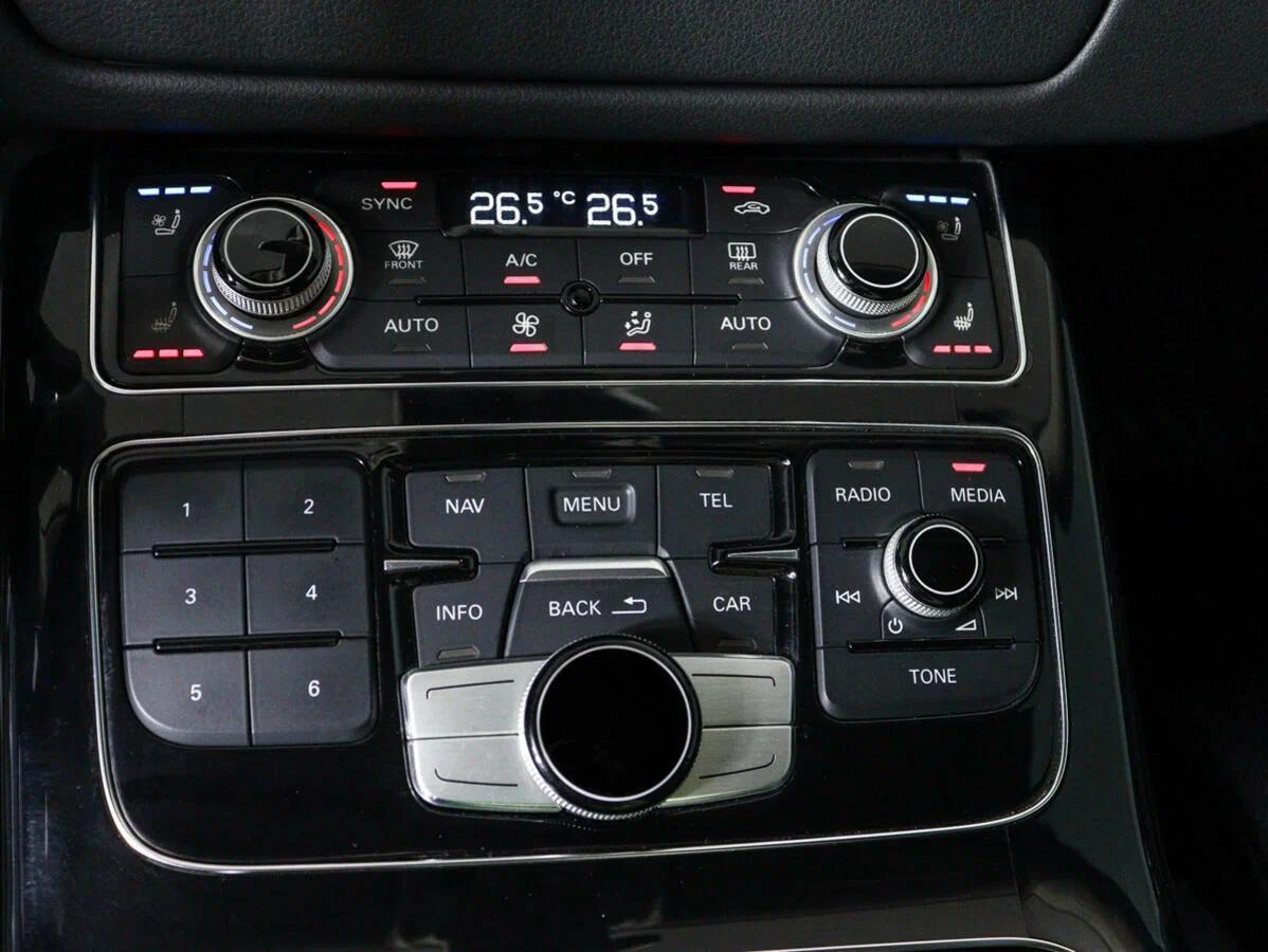 Audi A8 2017, белый