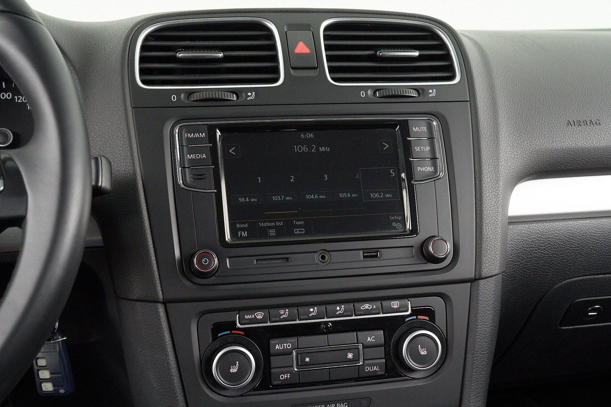 Volkswagen Golf 2012, белый