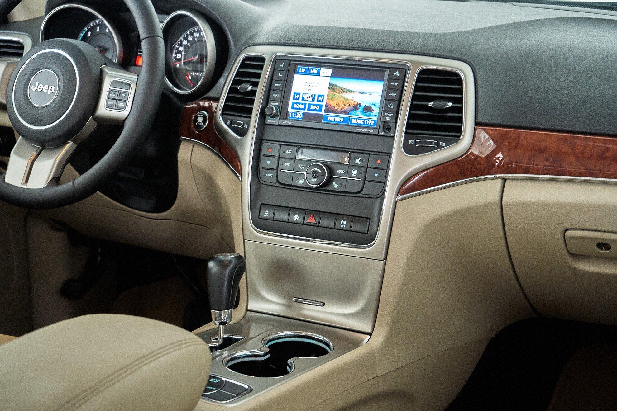 Jeep Grand Cherokee 2010, белый