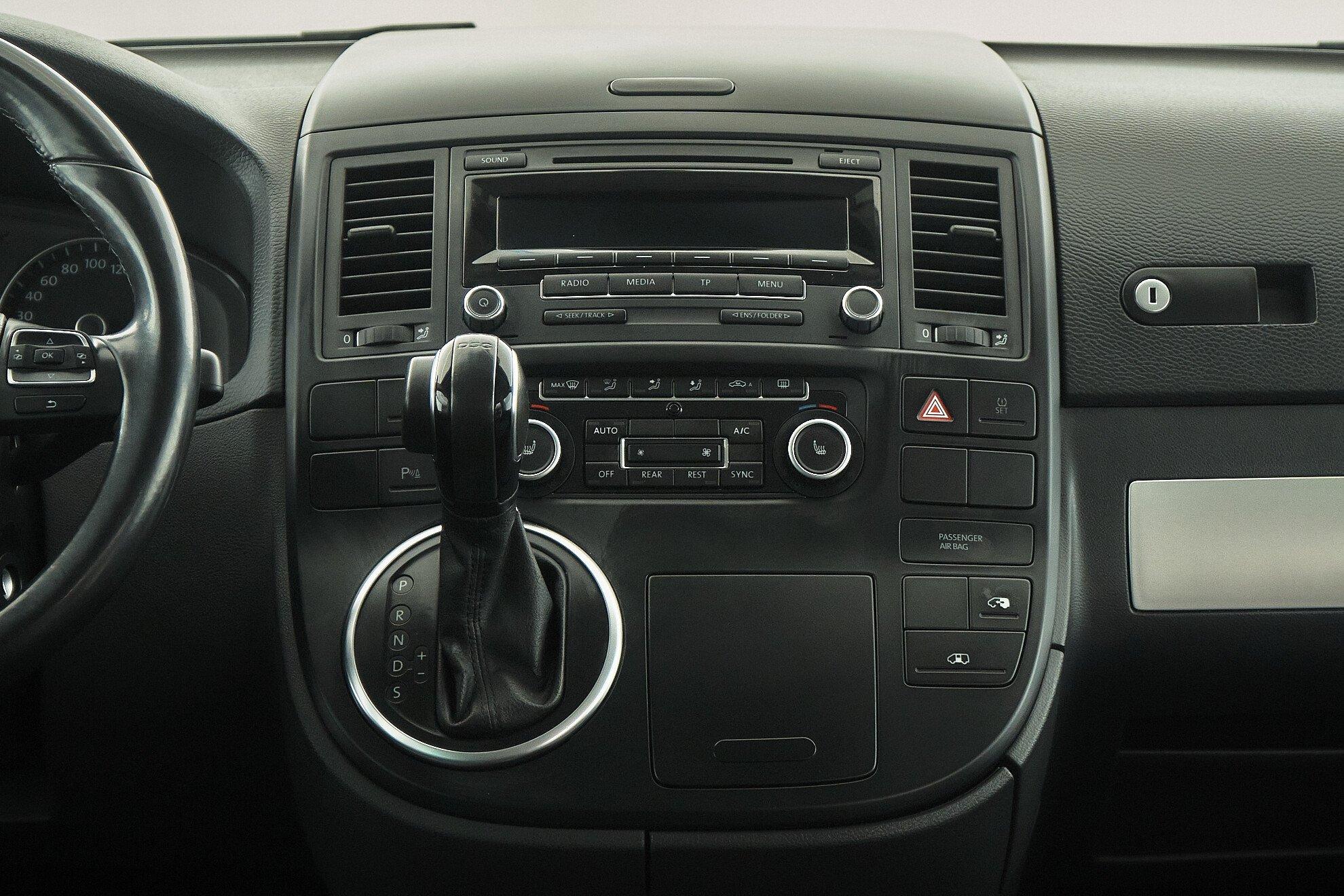 Volkswagen Multivan 2013, белый