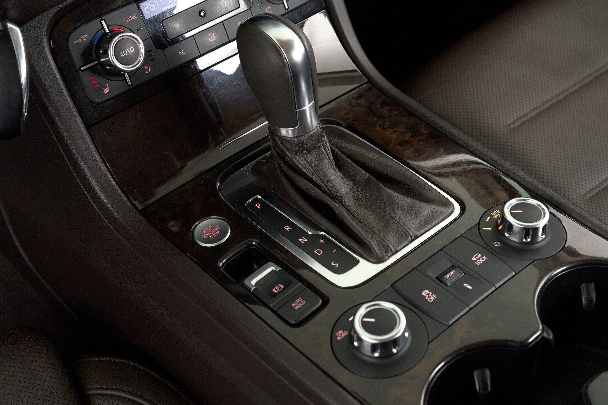 Volkswagen Touareg 2011, коричневый