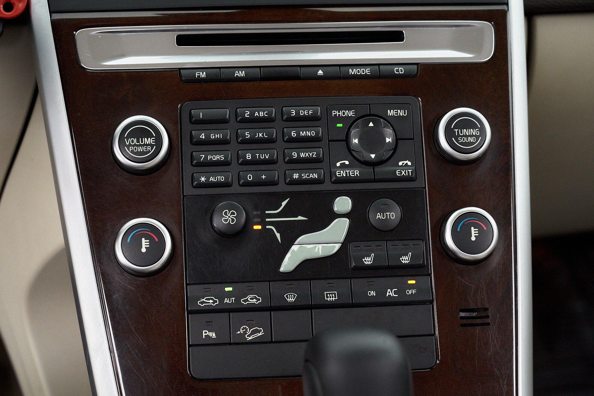 Volvo XC60 2011, белый