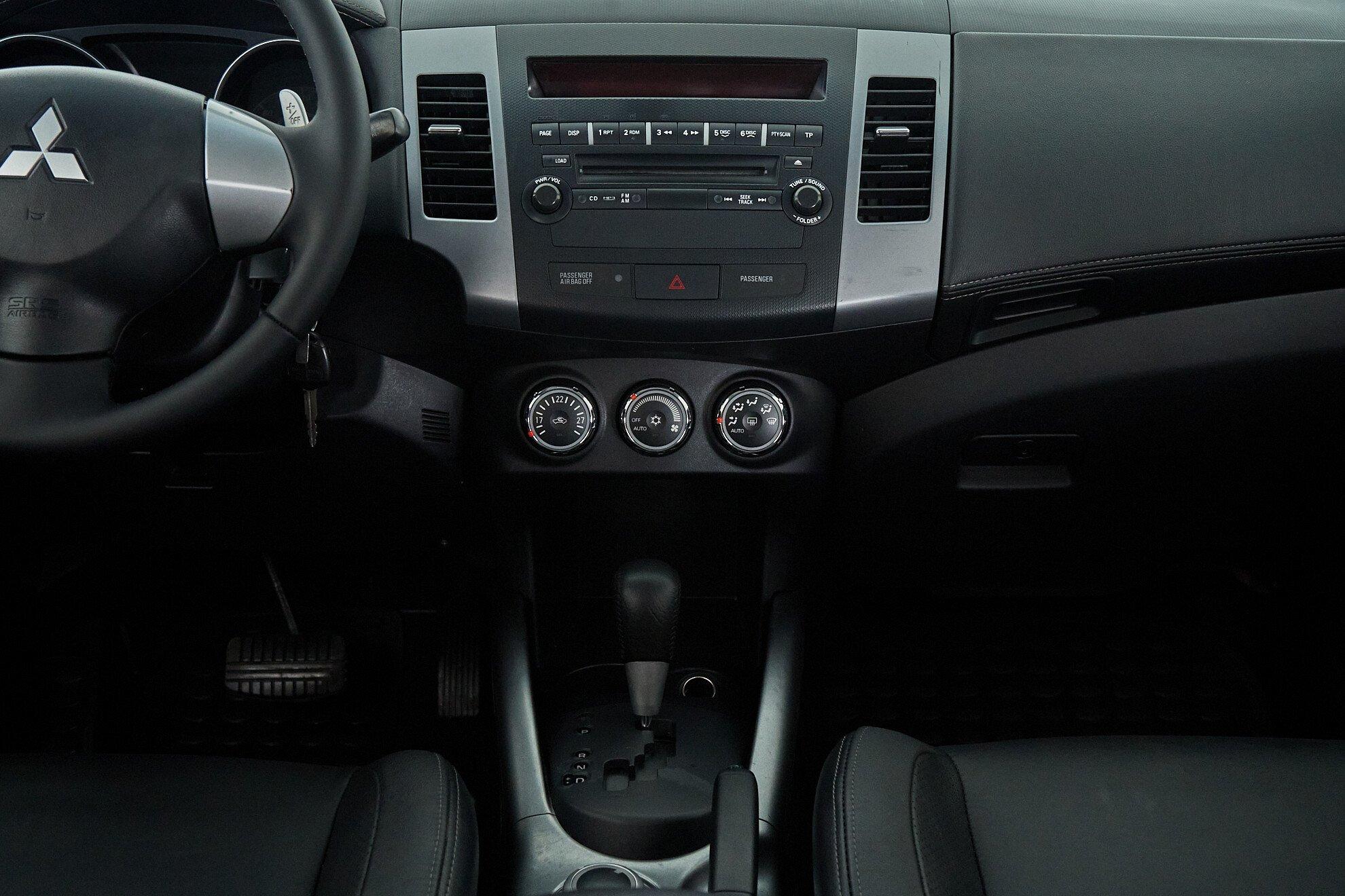 Mitsubishi Outlander 2010, серебряный