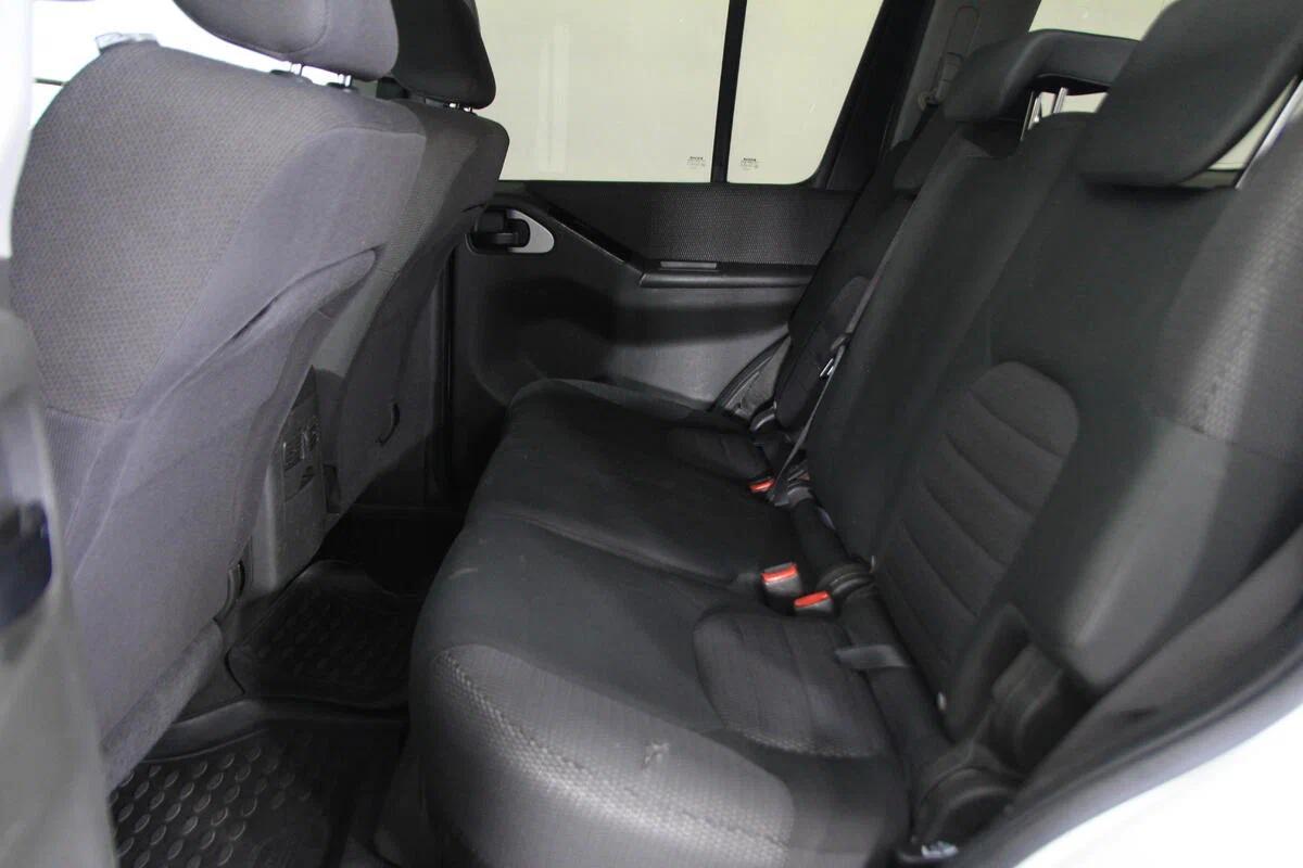 Nissan Pathfinder 2011, белый