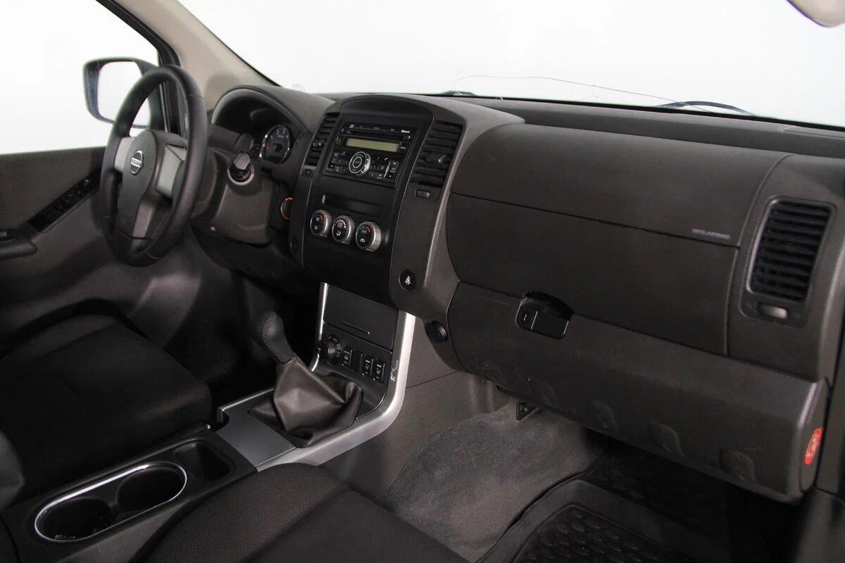 Nissan Pathfinder 2011, белый
