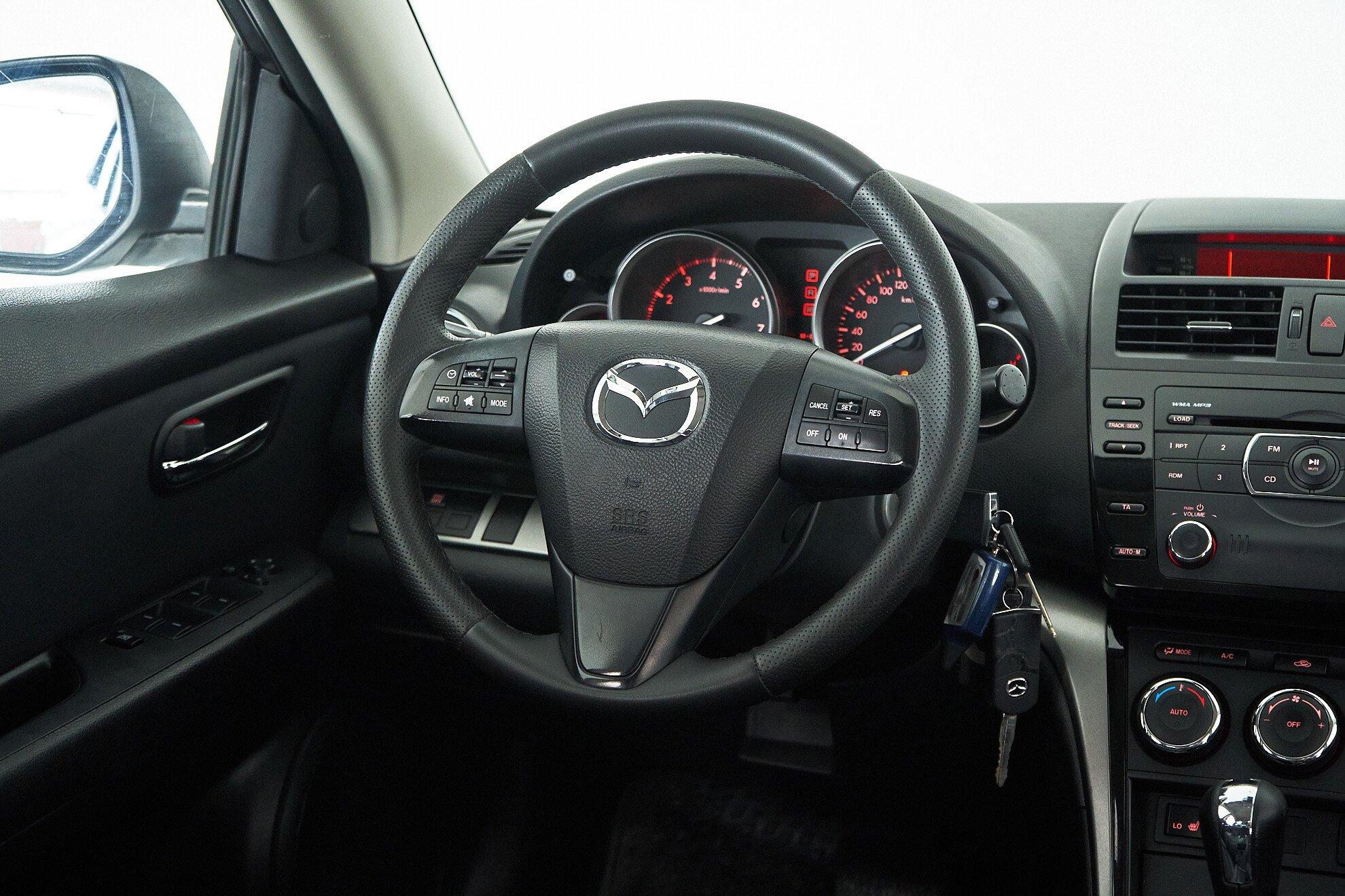 Mazda 6 2010, белый