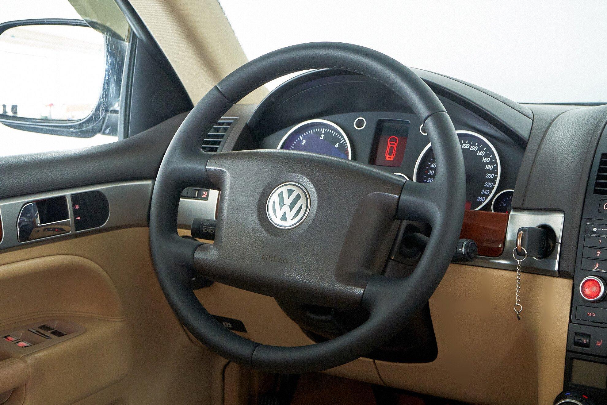 Volkswagen Touareg 2006, черный