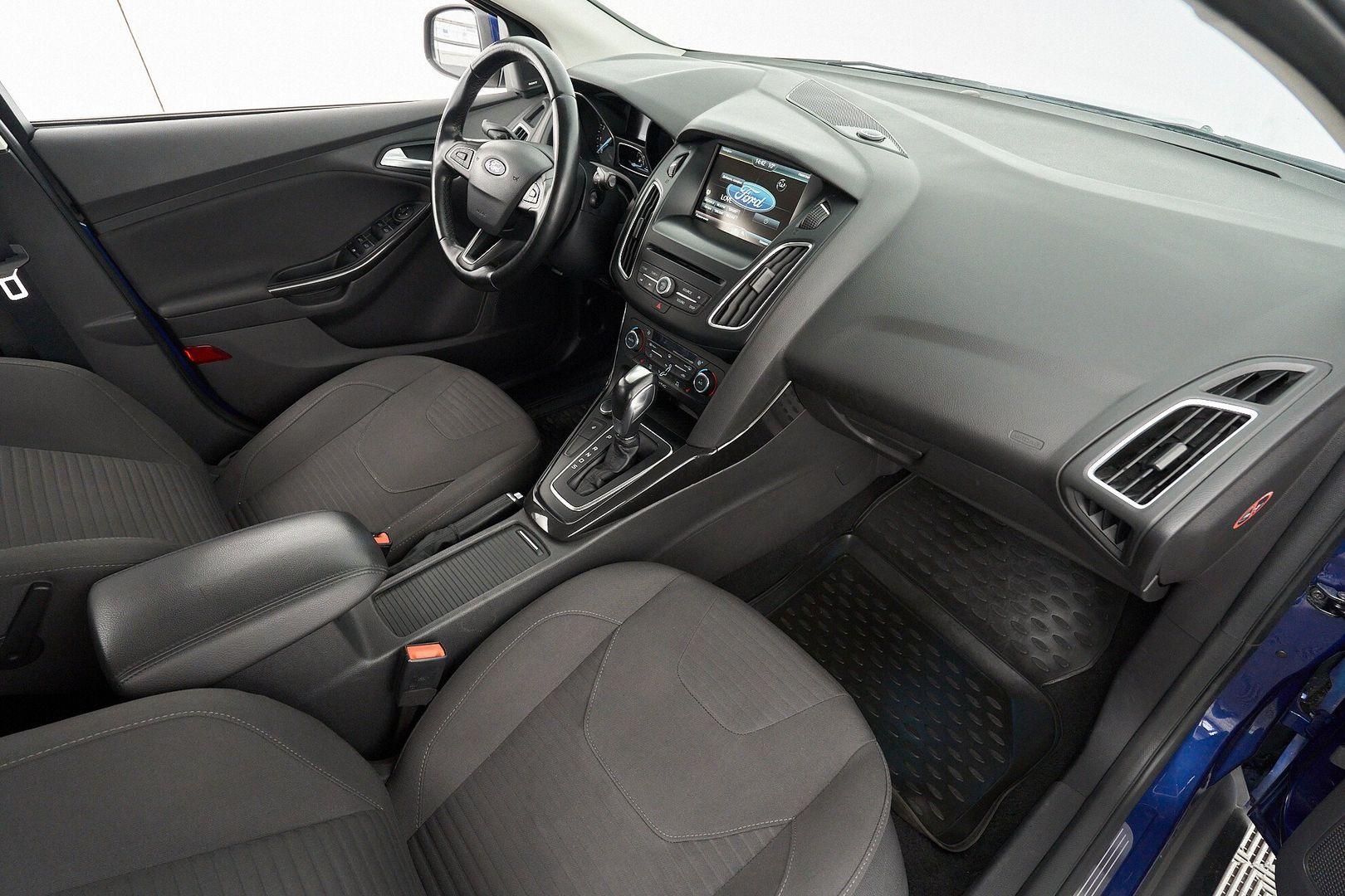 Ford Focus 2018, синий