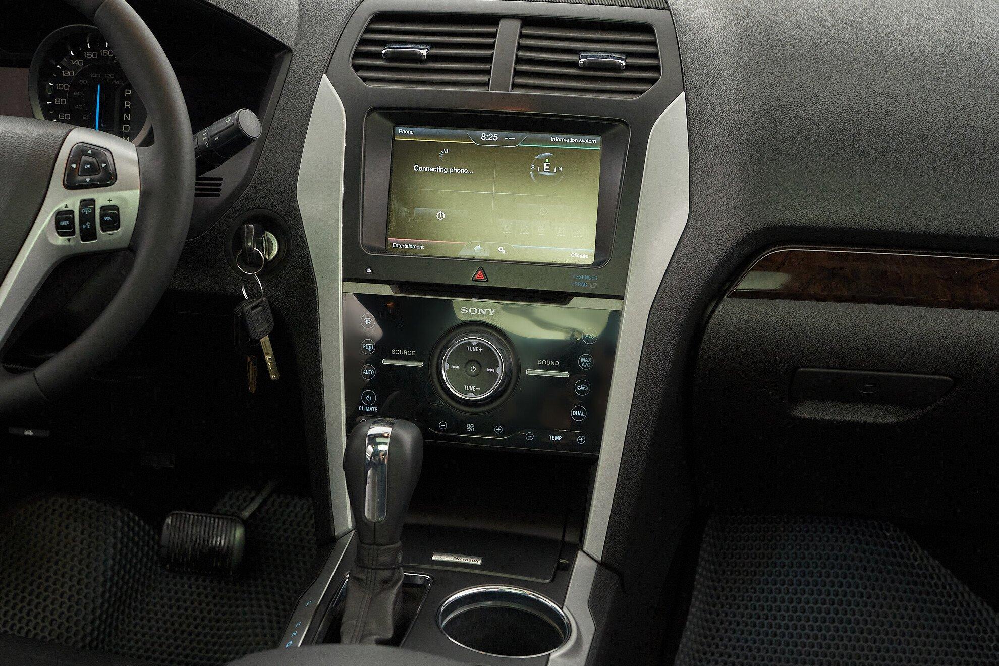 Ford Explorer 2013, белый