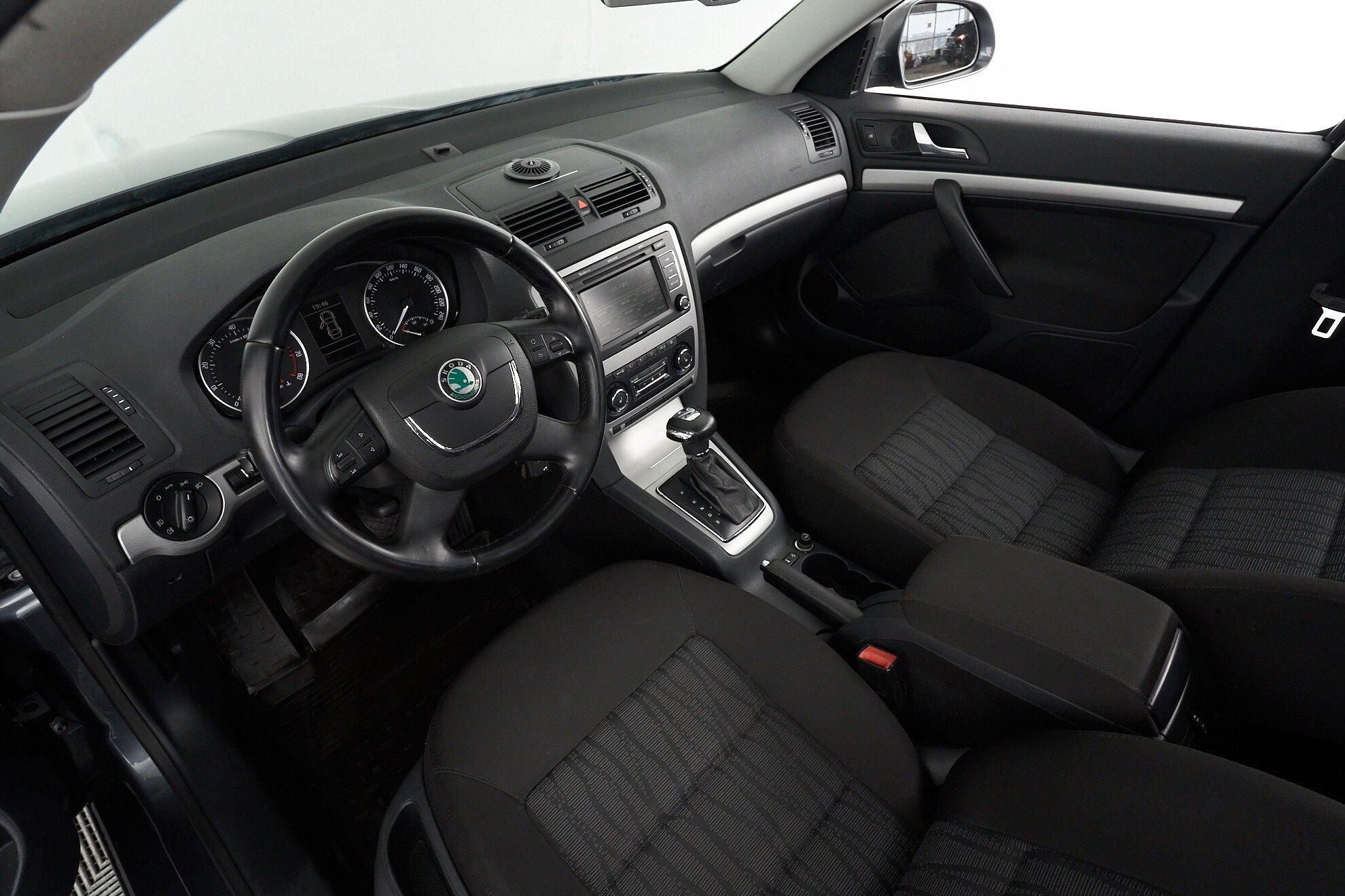 Skoda Octavia 2012, серый