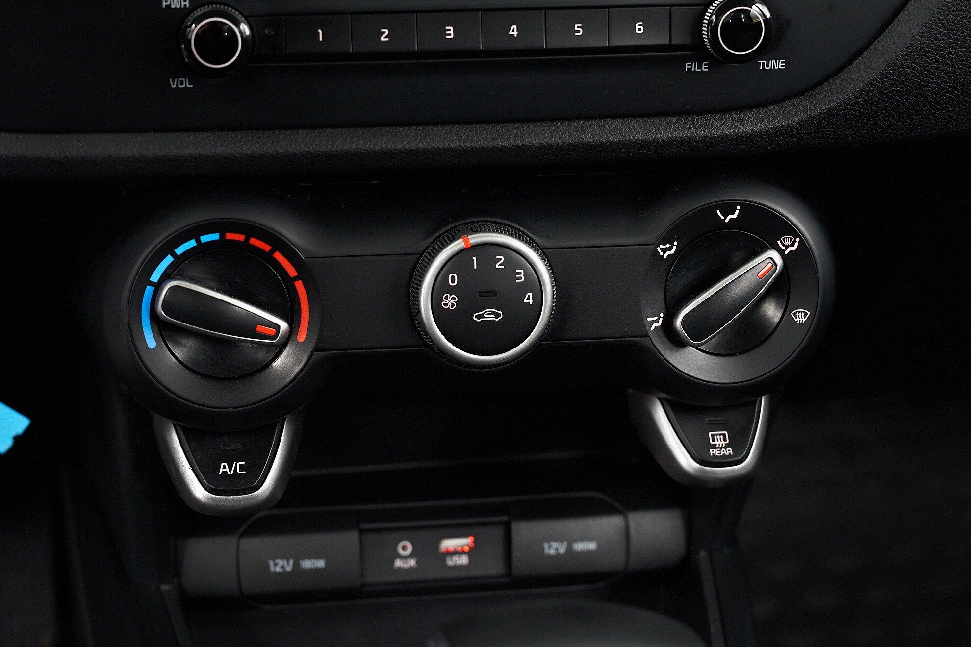 Kia Rio 2019, белый