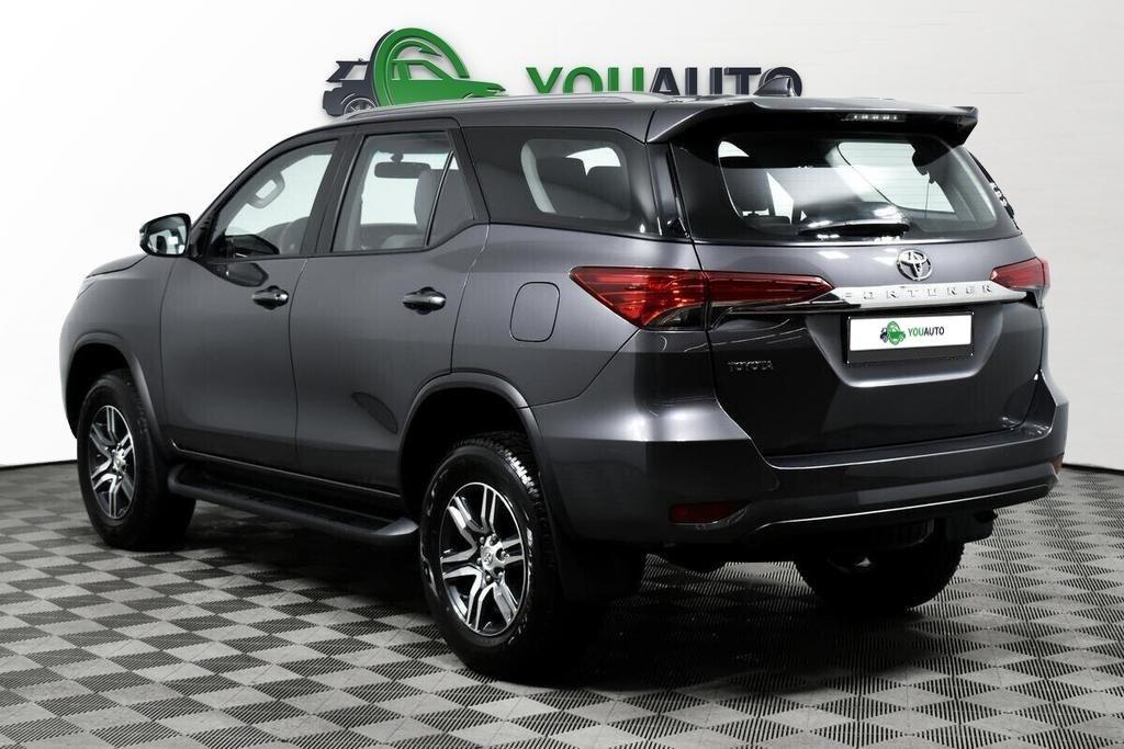 Toyota Fortuner 2021, серый