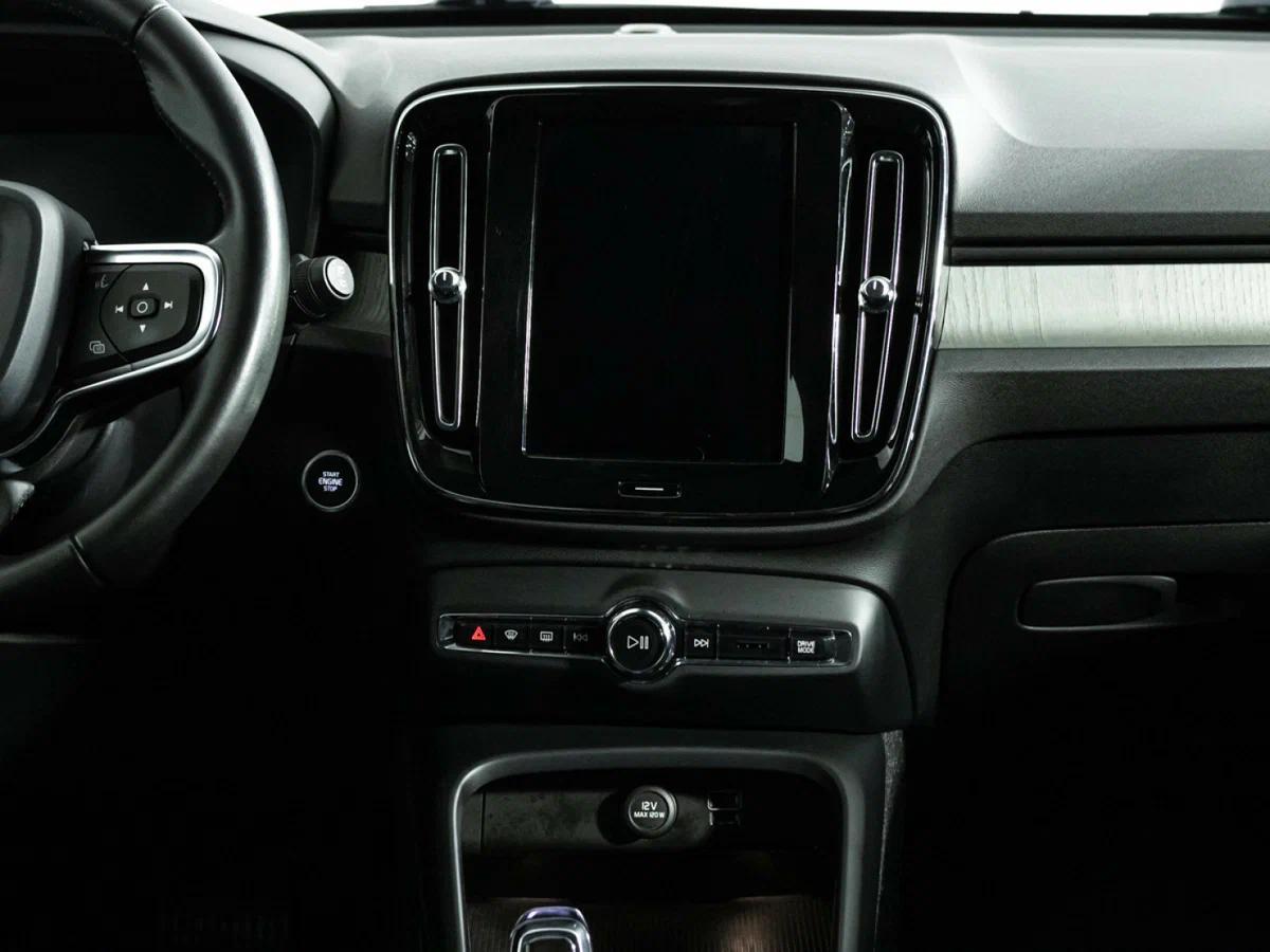 Volvo XC40 2018, голубой