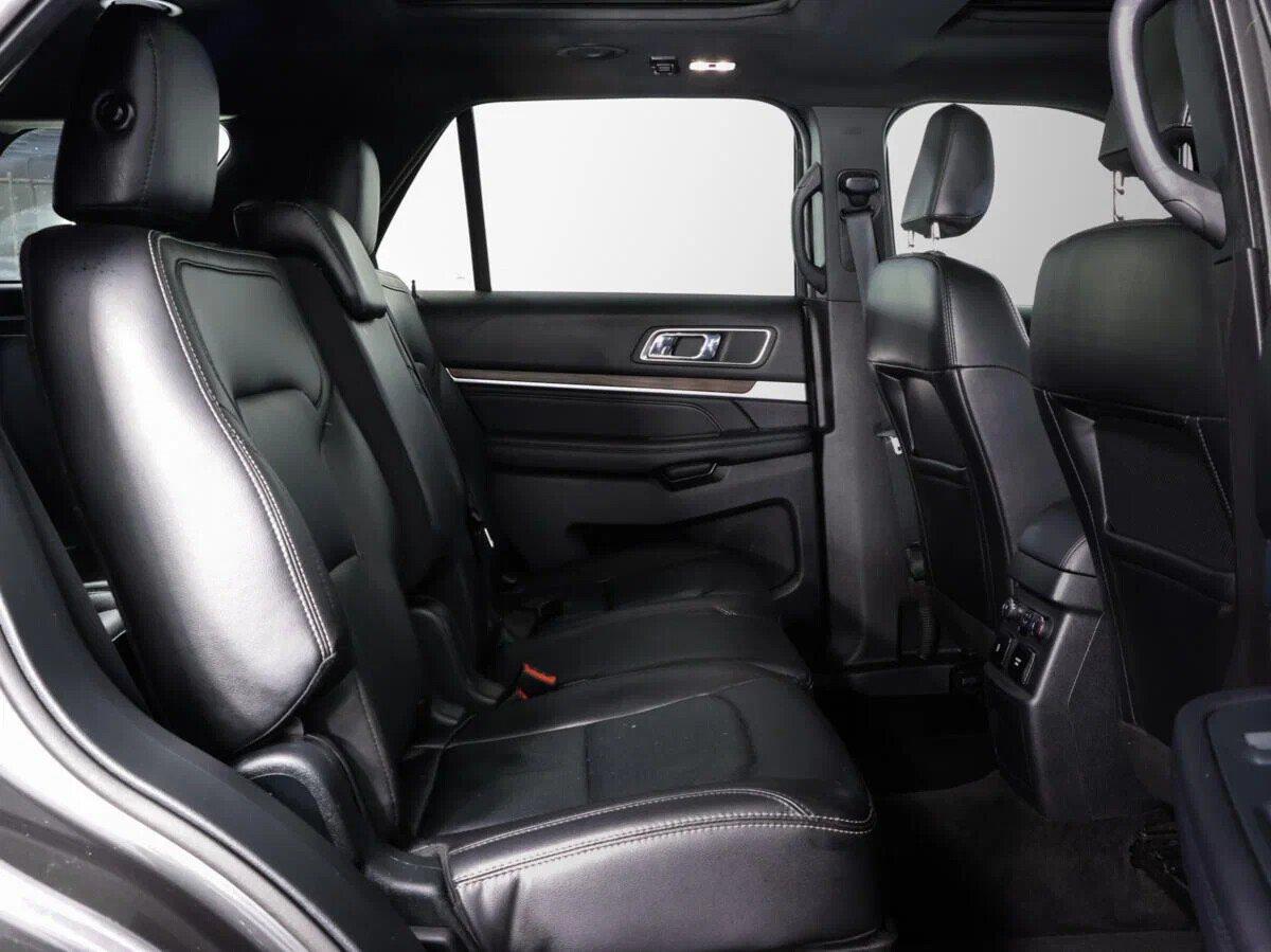 Ford Explorer 2019, серый