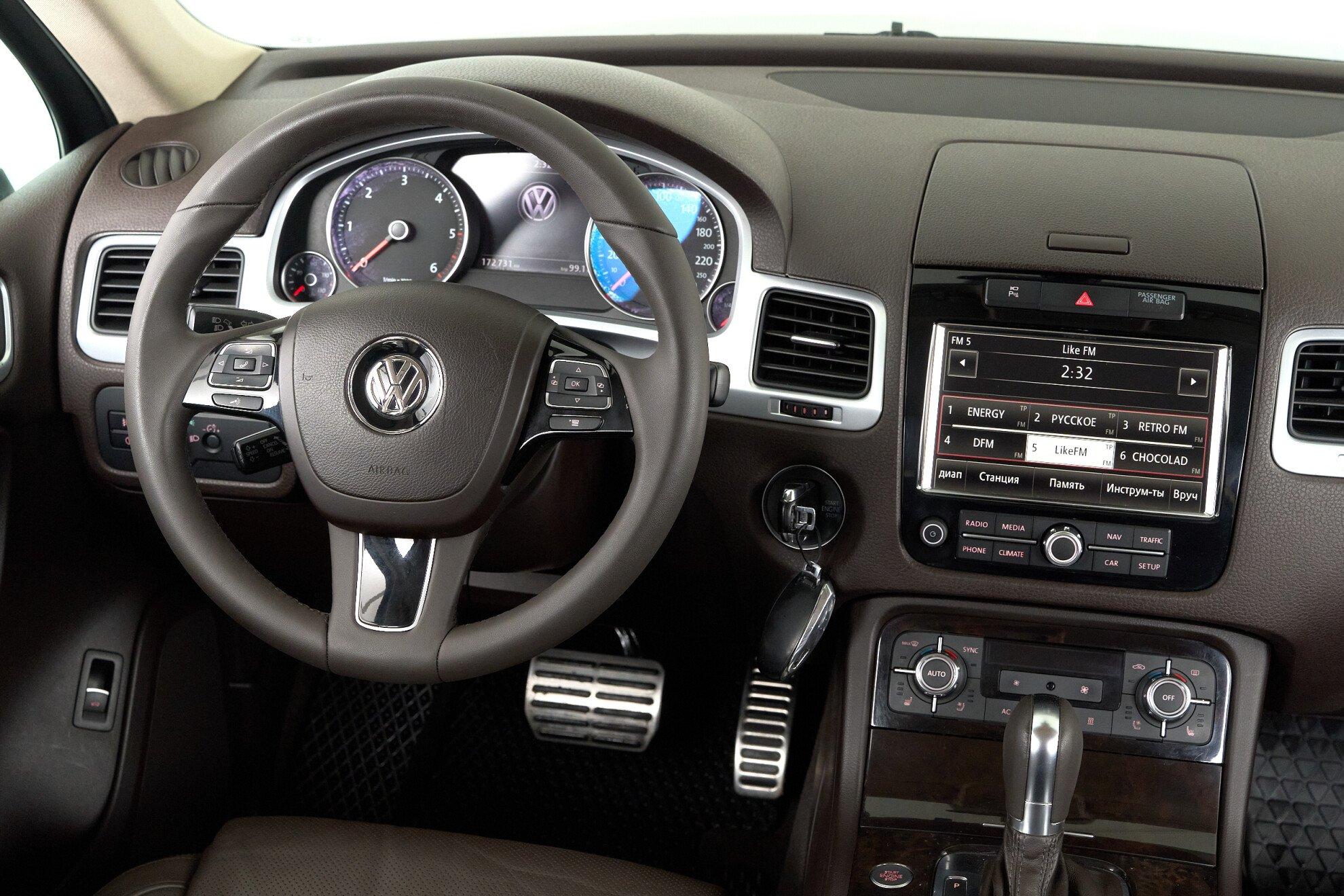 Volkswagen Touareg 2011, коричневый