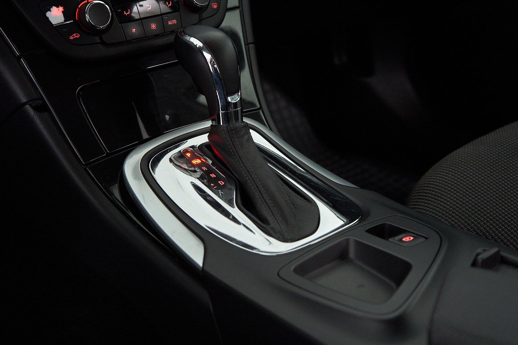 Opel Insignia 2011, черный