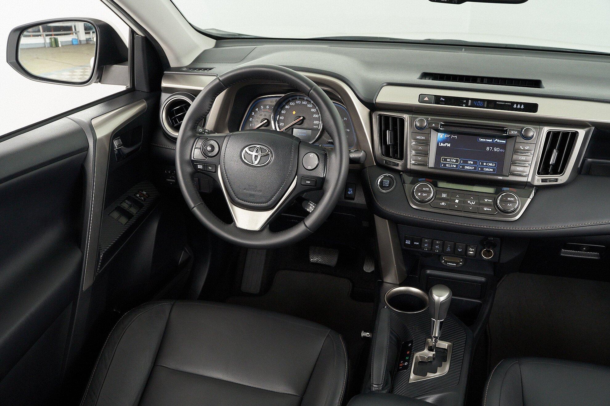 Toyota RAV4 2013, белый