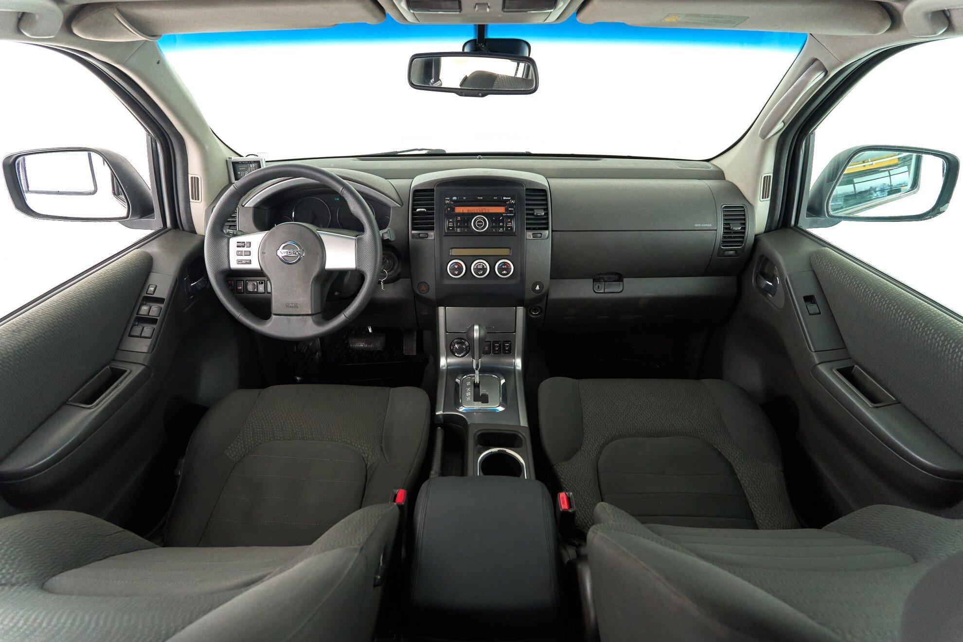 Nissan Pathfinder 2011, белый