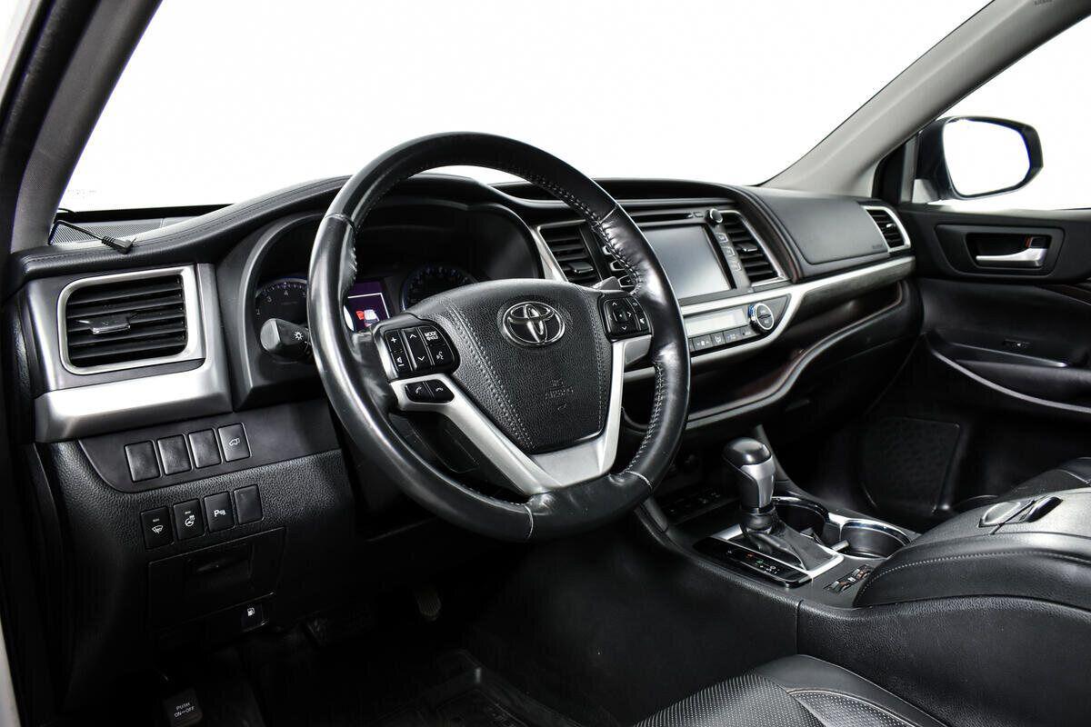 Toyota Highlander 2018, белый