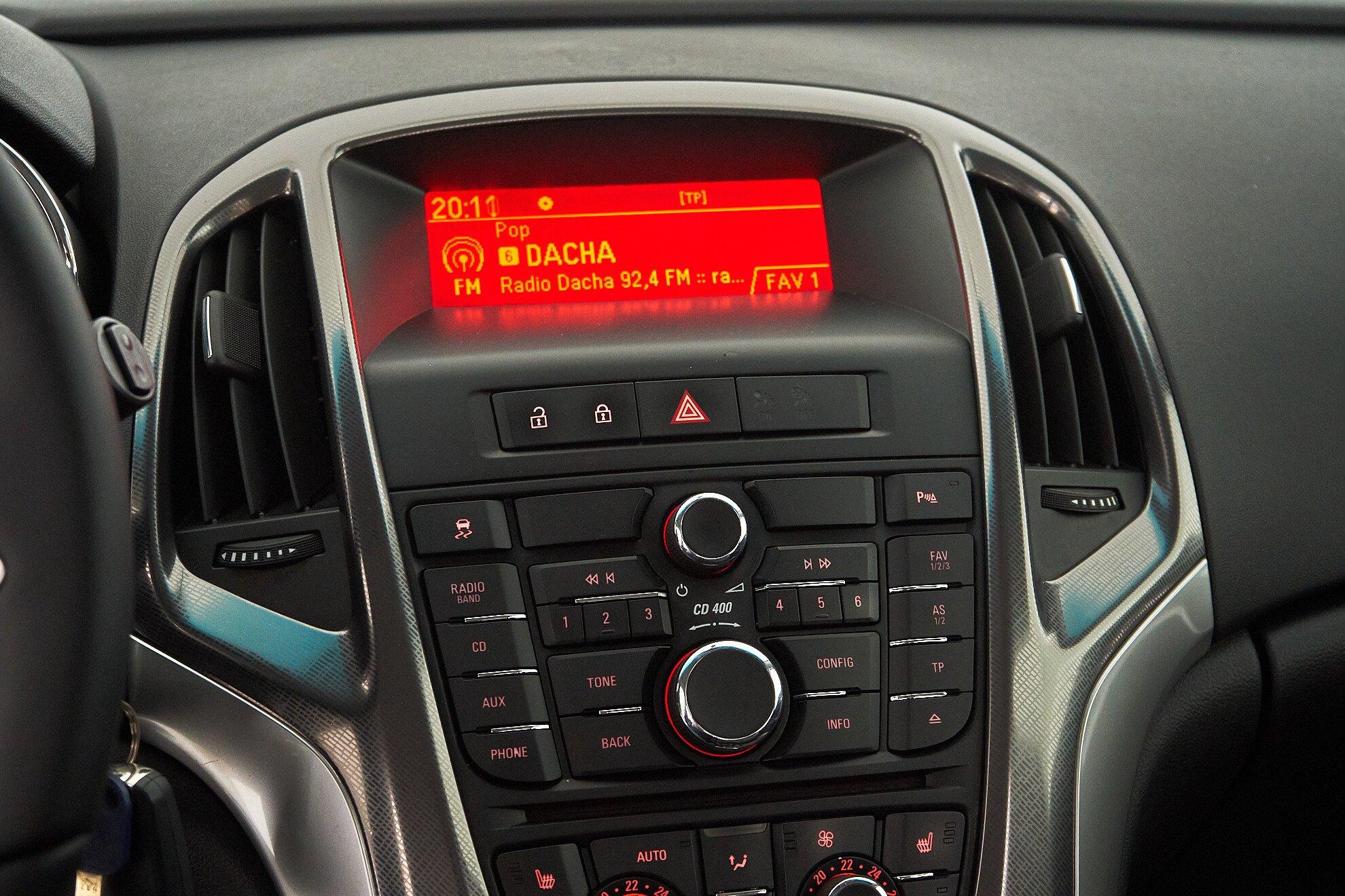 Opel Astra 2012, белый
