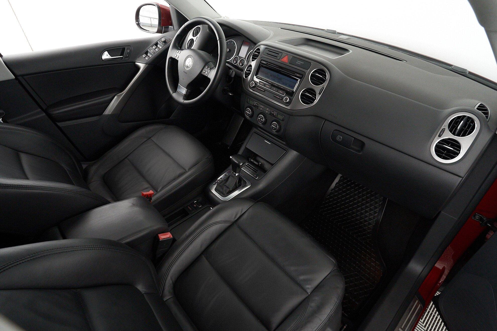 Volkswagen Tiguan 2010, красный