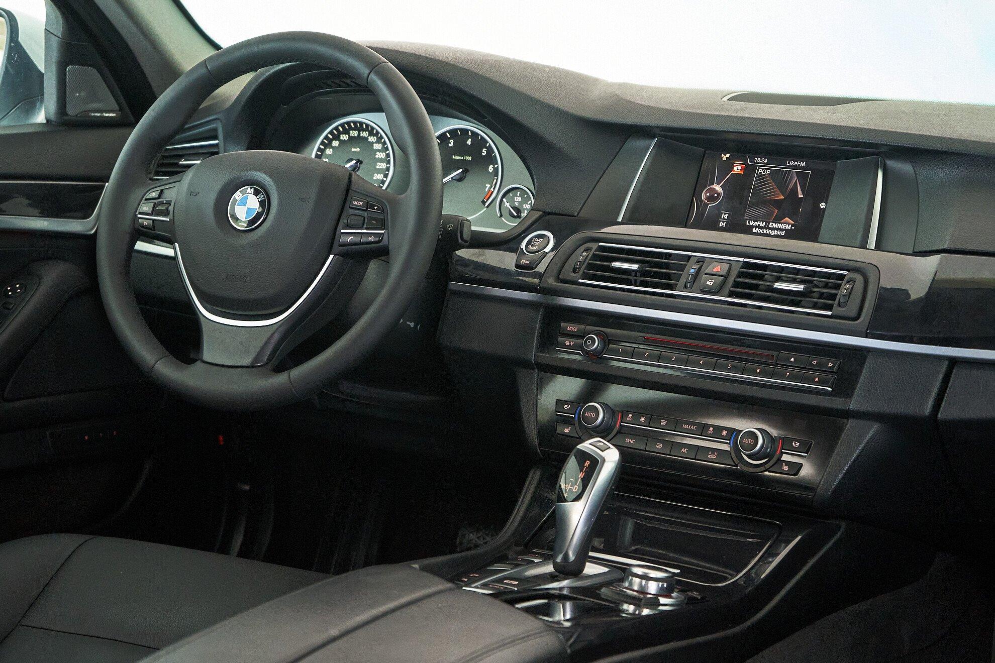 BMW 5 серии 2014, белый