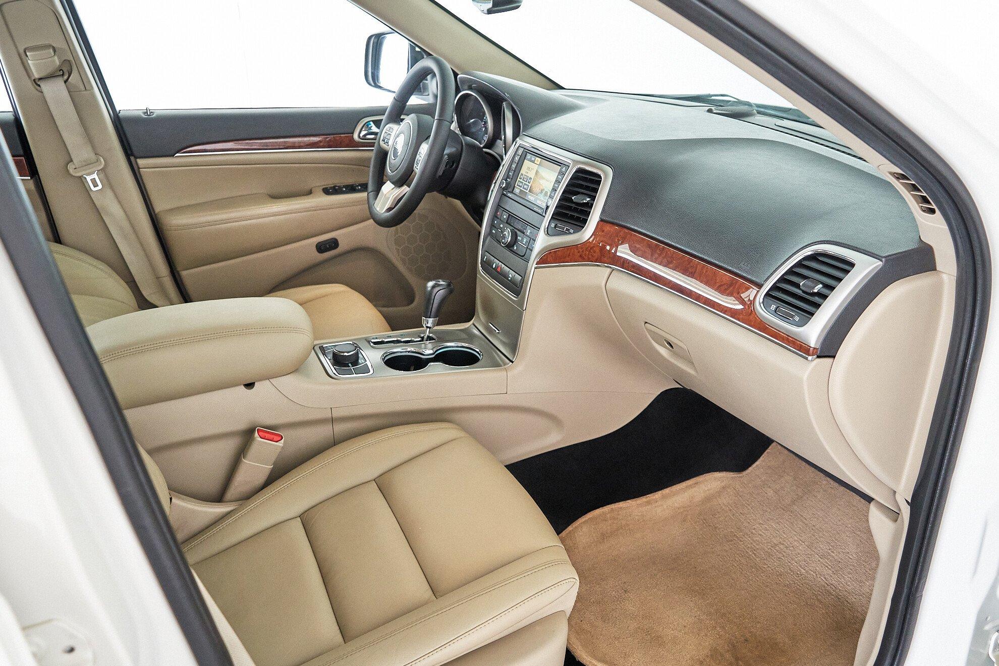 Jeep Grand Cherokee 2010, белый