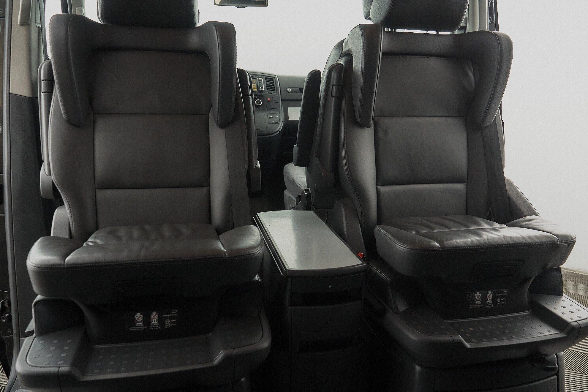 Volkswagen Multivan 2013, черный