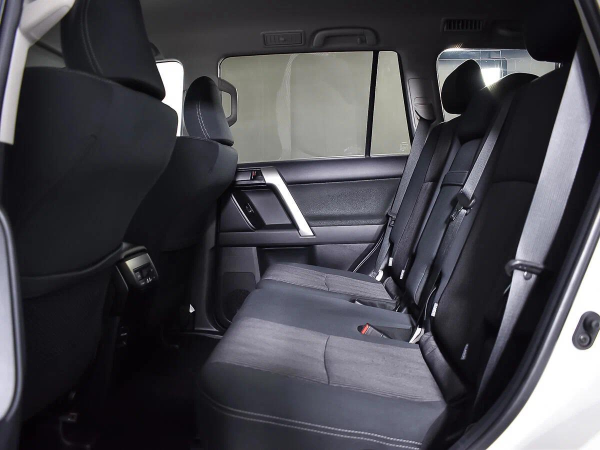 Toyota Land Cruiser Prado 2021, белый