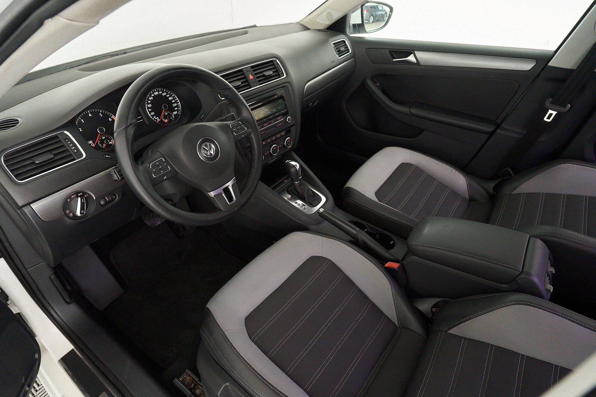 Volkswagen Jetta 2013, белый
