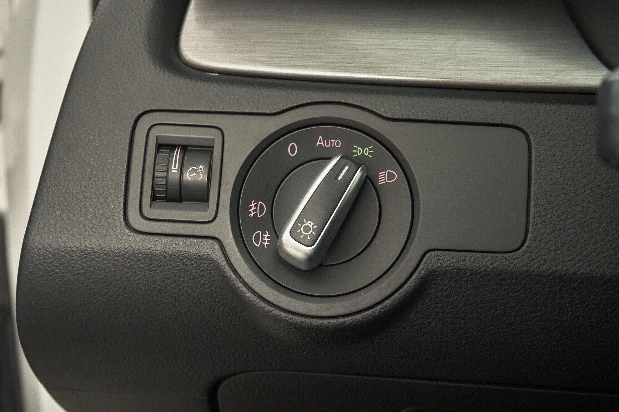 Volkswagen Passat 2011, белый