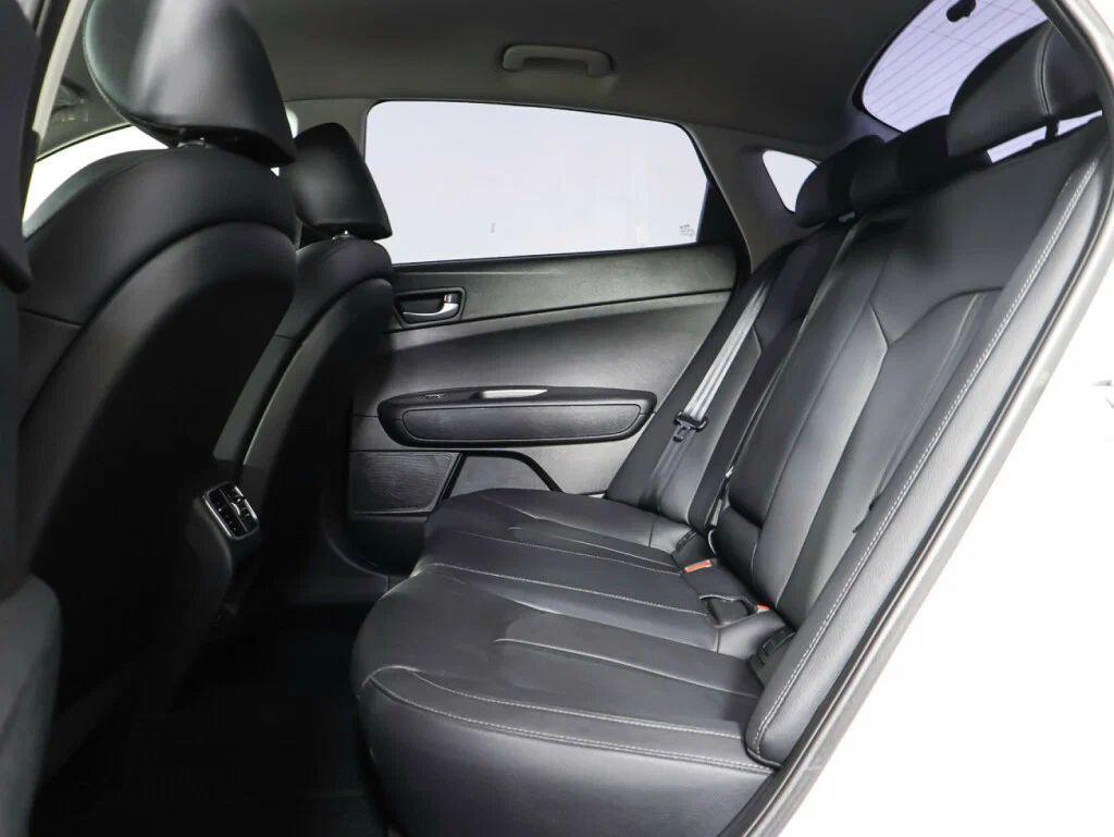 Kia K5 2019, белый