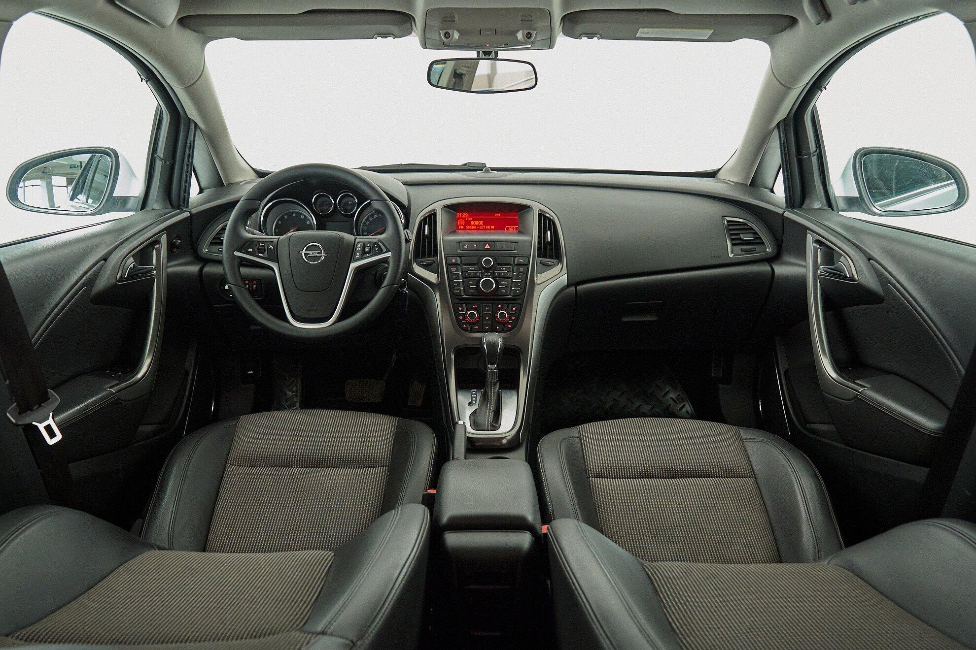 Opel Astra 2012, белый
