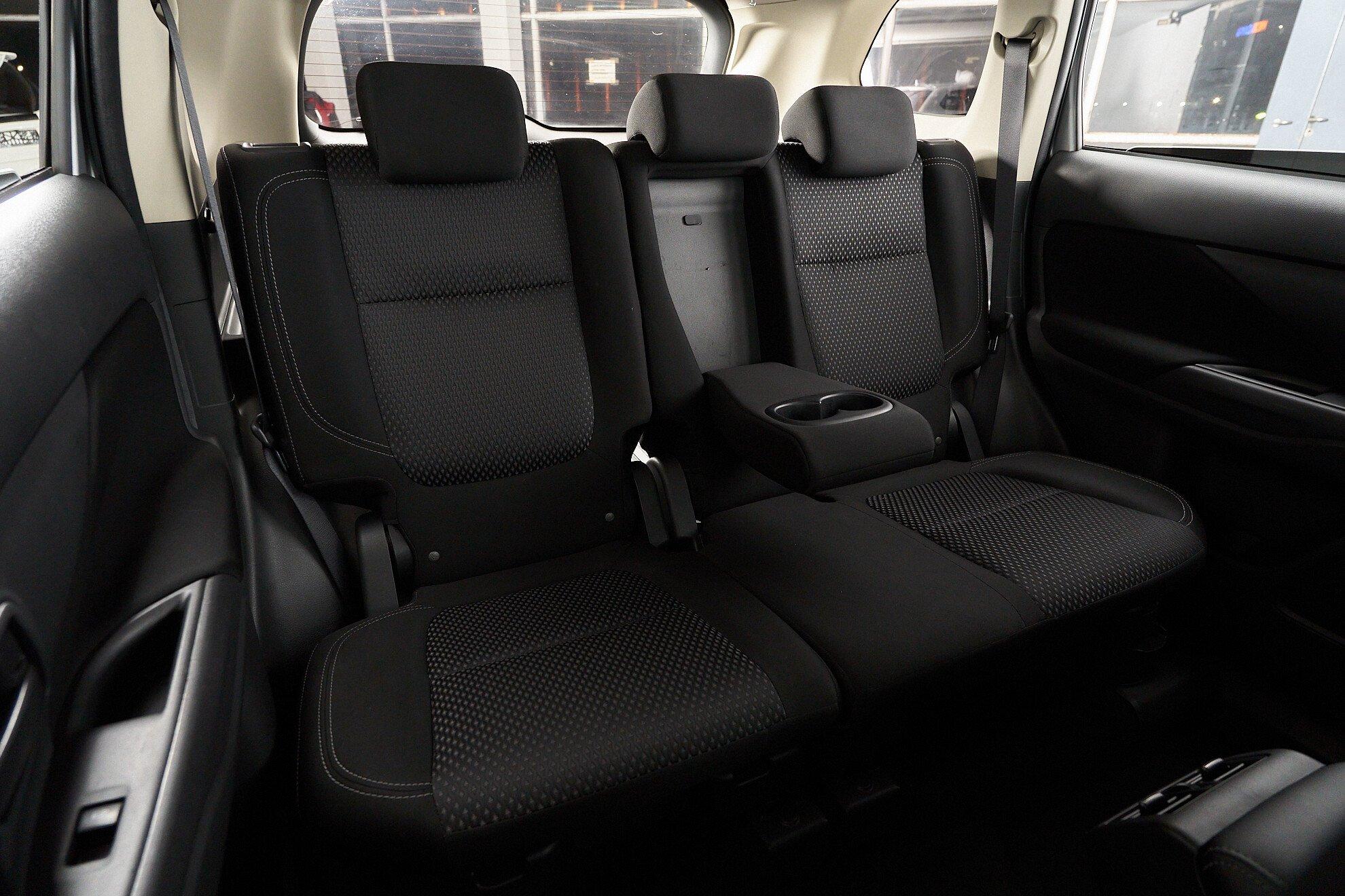 Mitsubishi Outlander 2018, серый