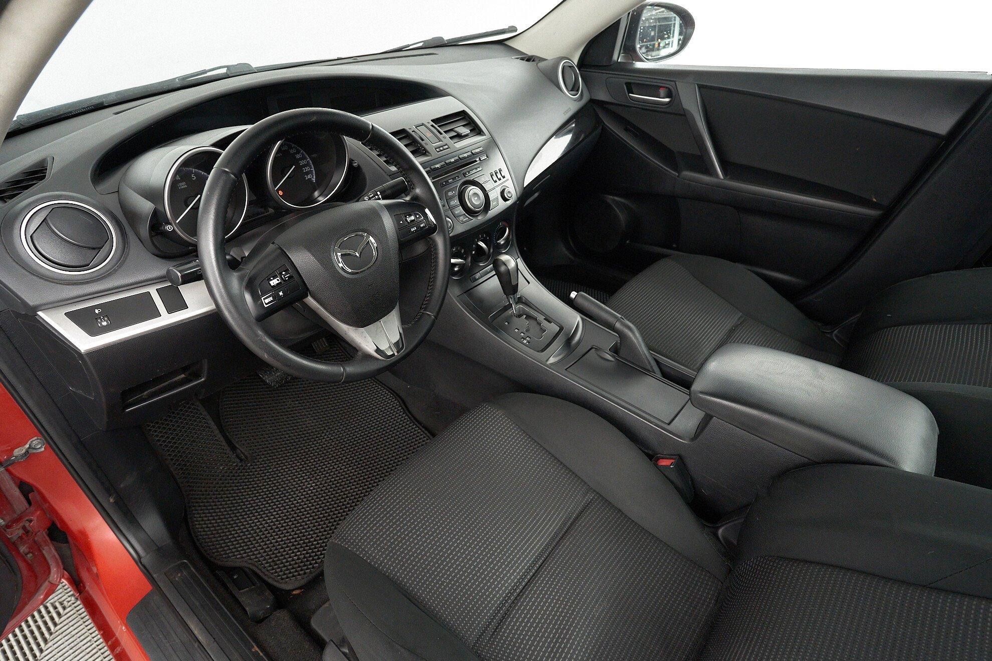 Mazda 3 2011, красный