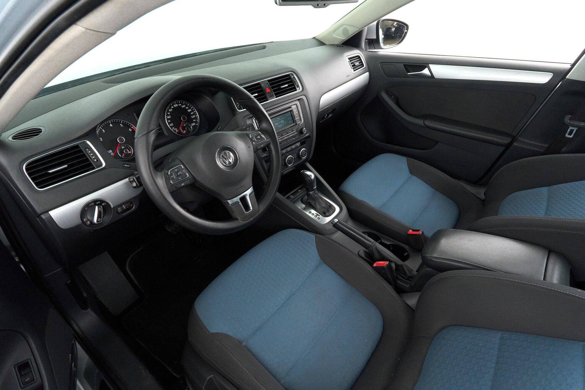 Volkswagen Jetta 2013, серебряный