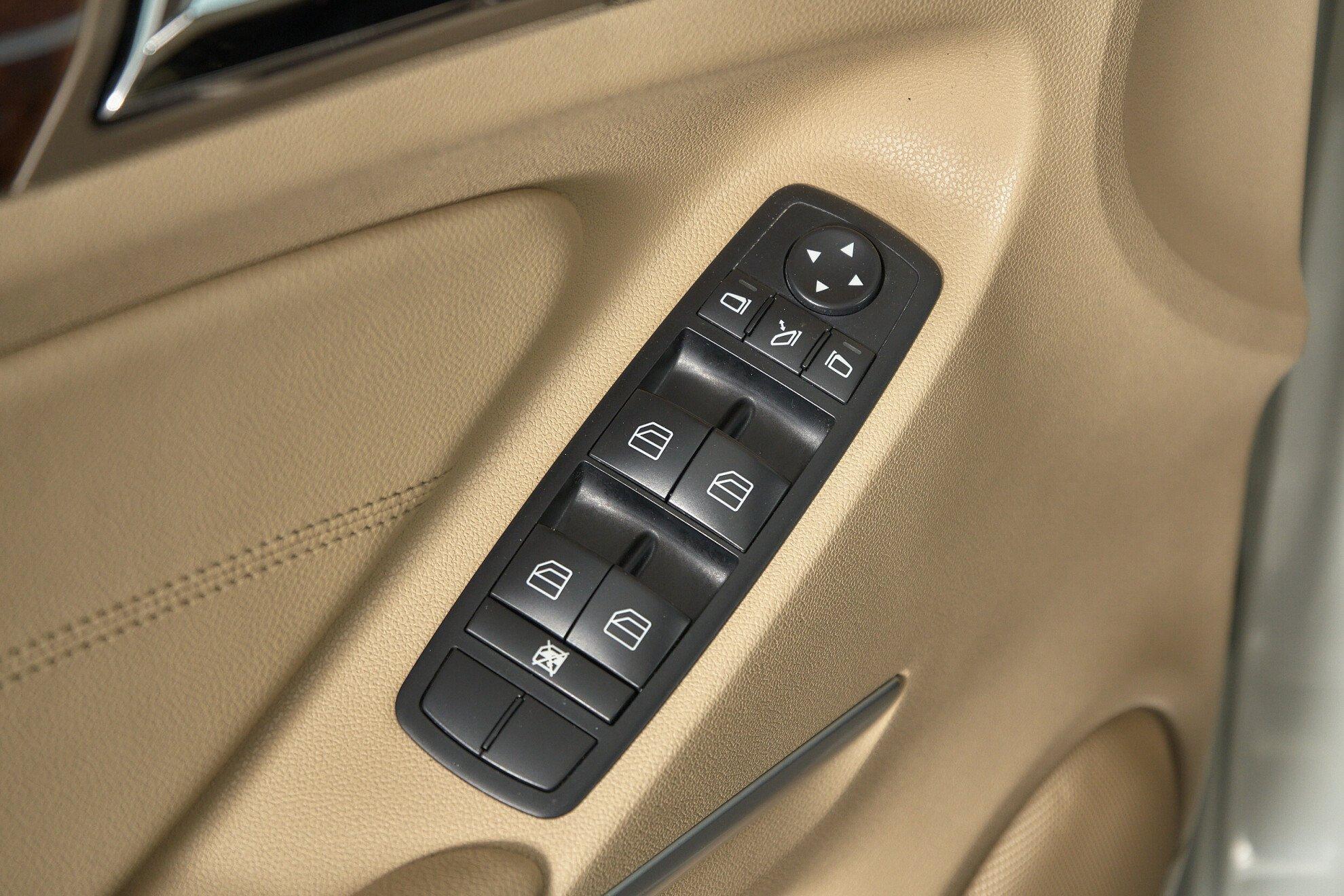 Mercedes-Benz M-Класс 2010, белый
