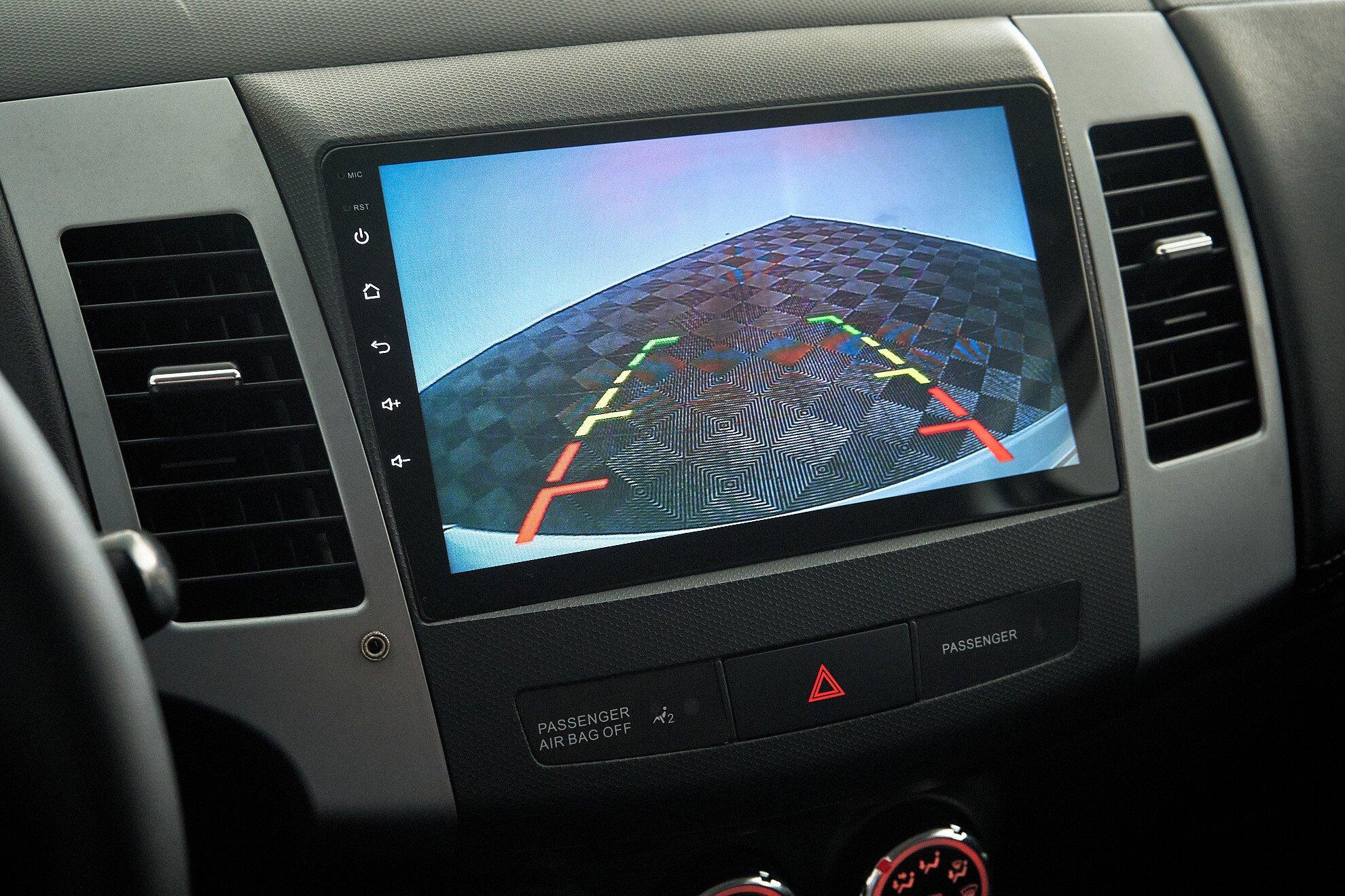 Mitsubishi Outlander 2010, белый