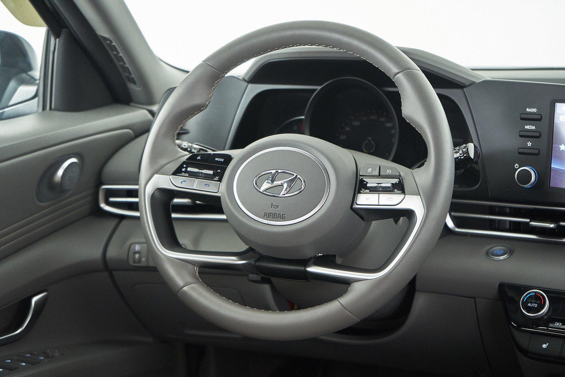 Hyundai Elantra 2022, черный