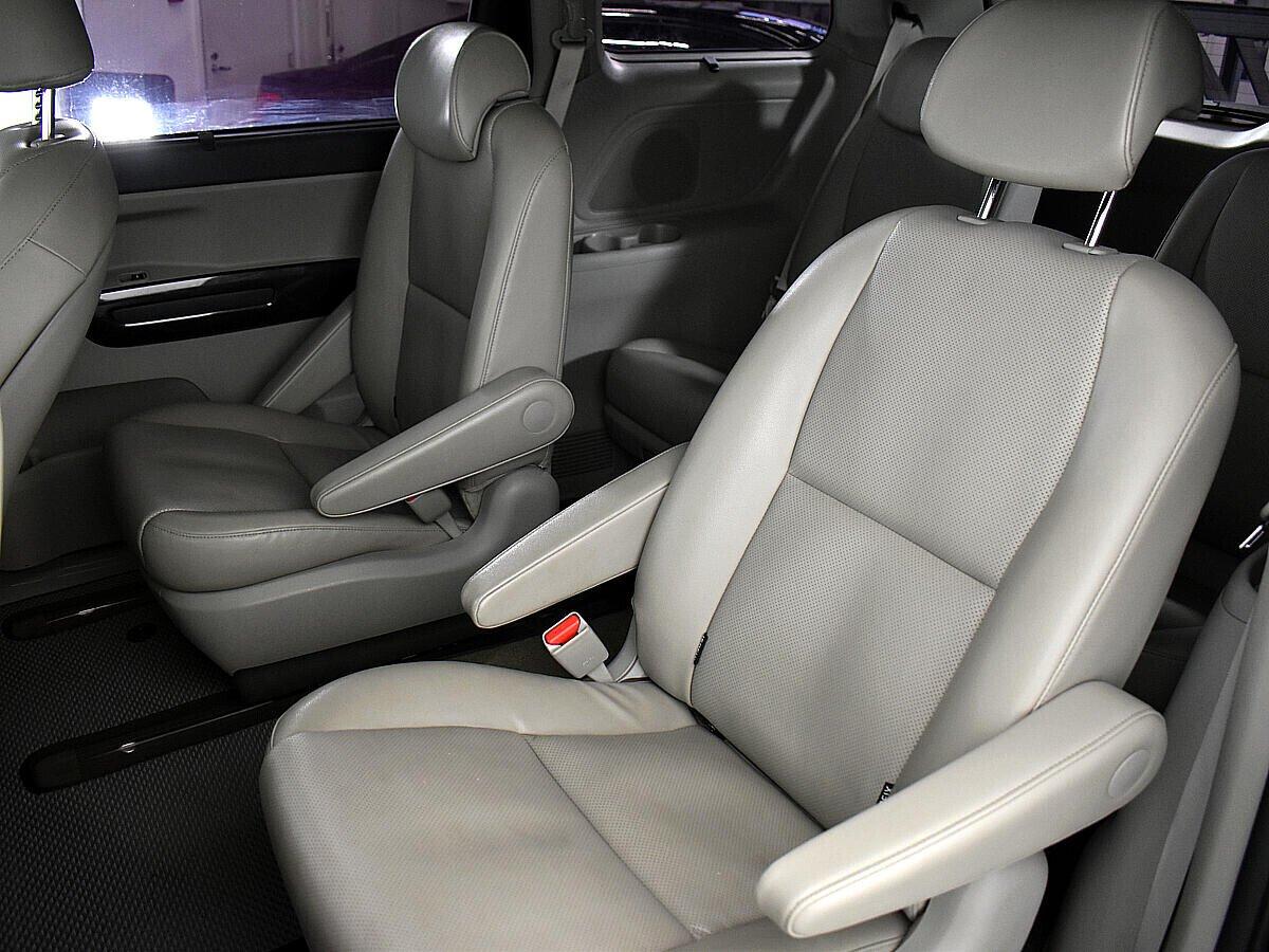 Kia Carnival 2016, черный
