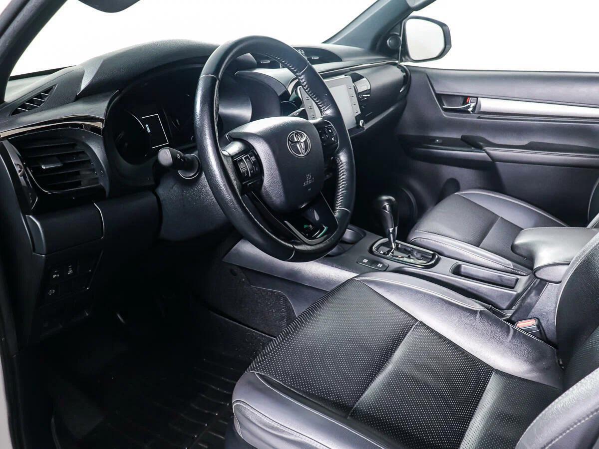Toyota Hilux 2020, белый