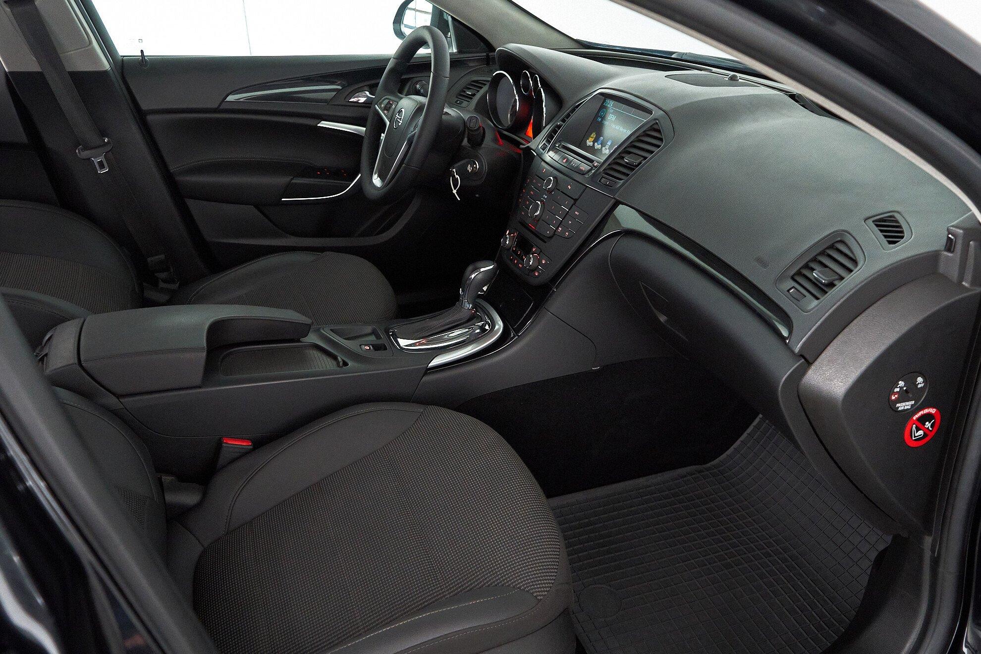 Opel Insignia 2011, черный