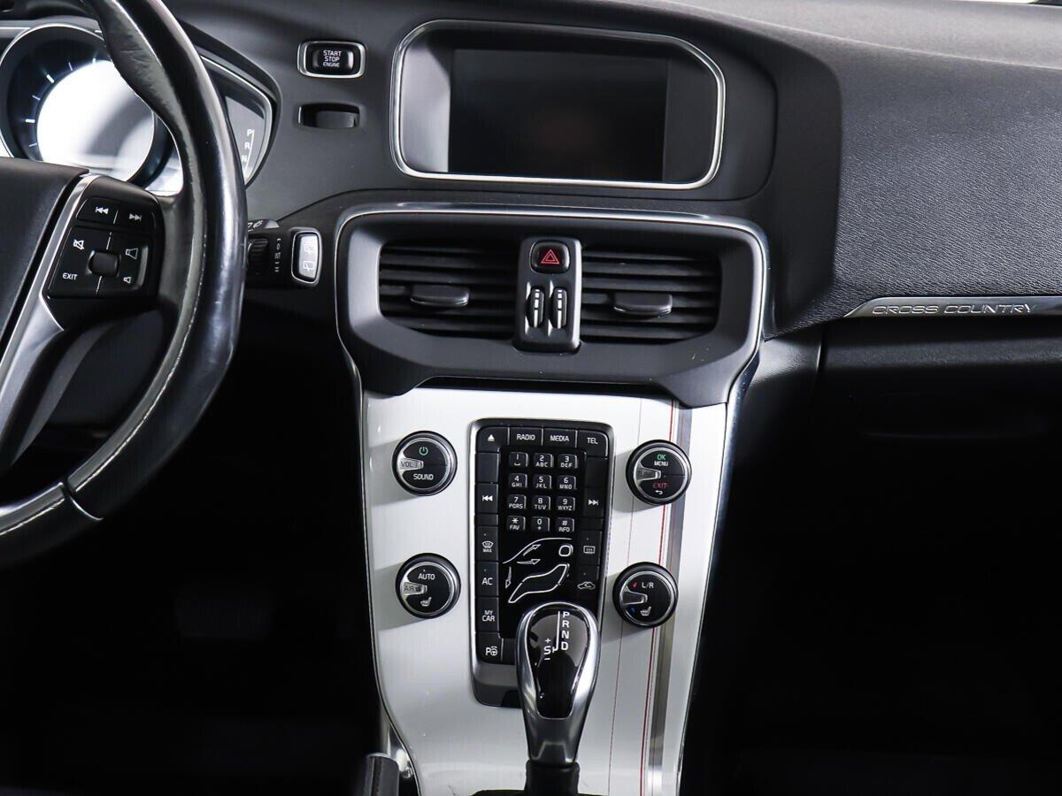 Volvo V40 Cross Country 2015, белый