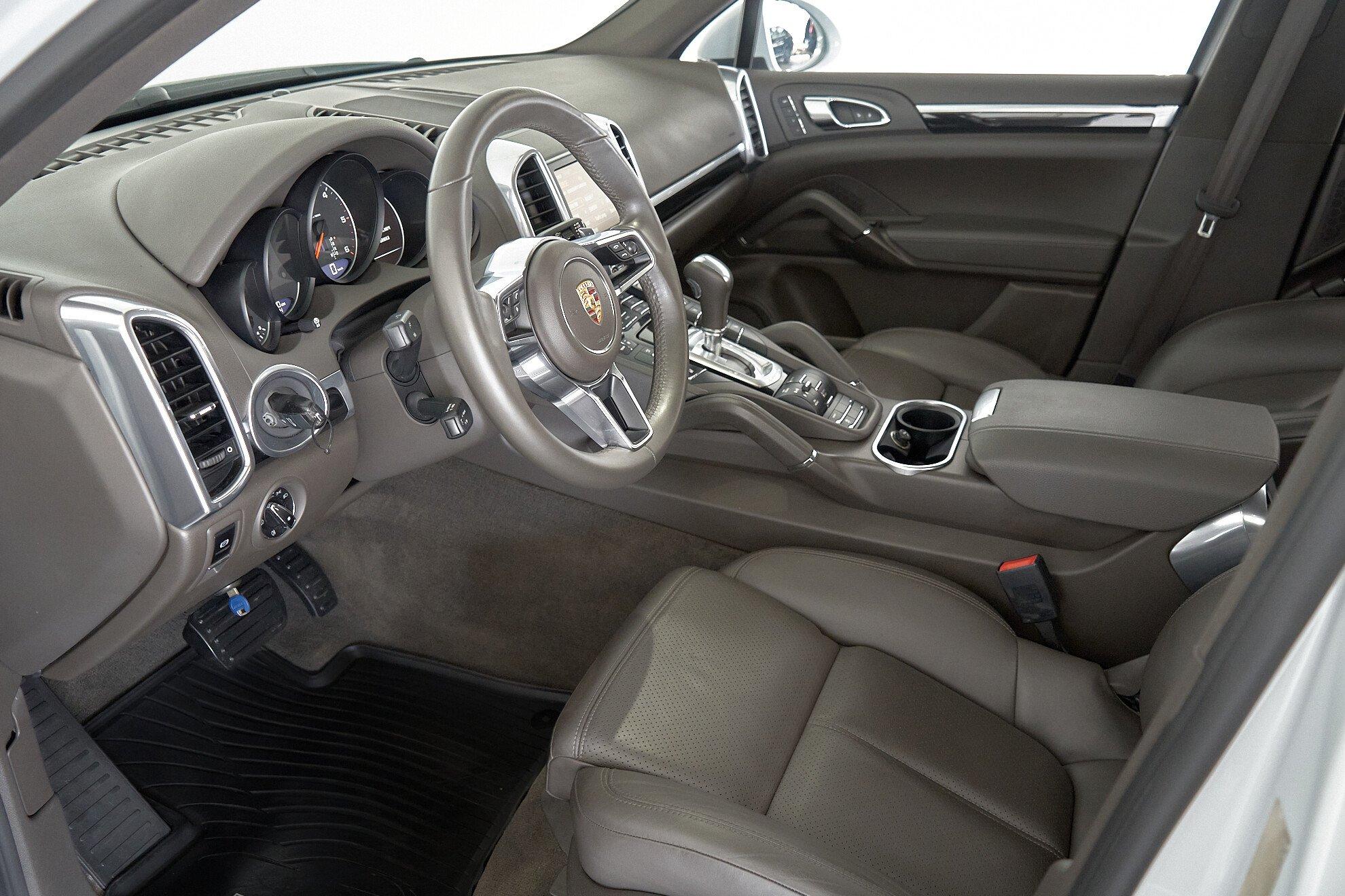 Porsche Cayenne 2016, белый