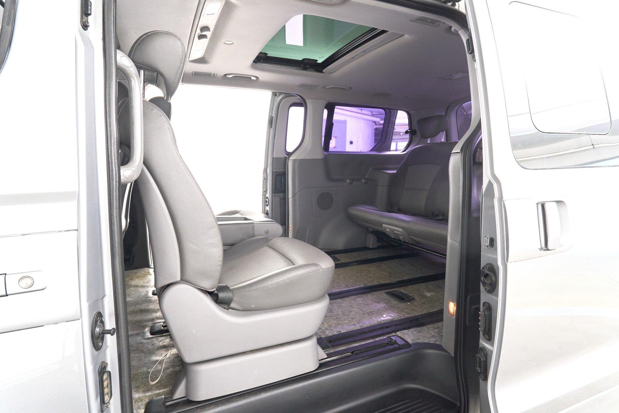 Hyundai Grand Starex 2012, серебряный