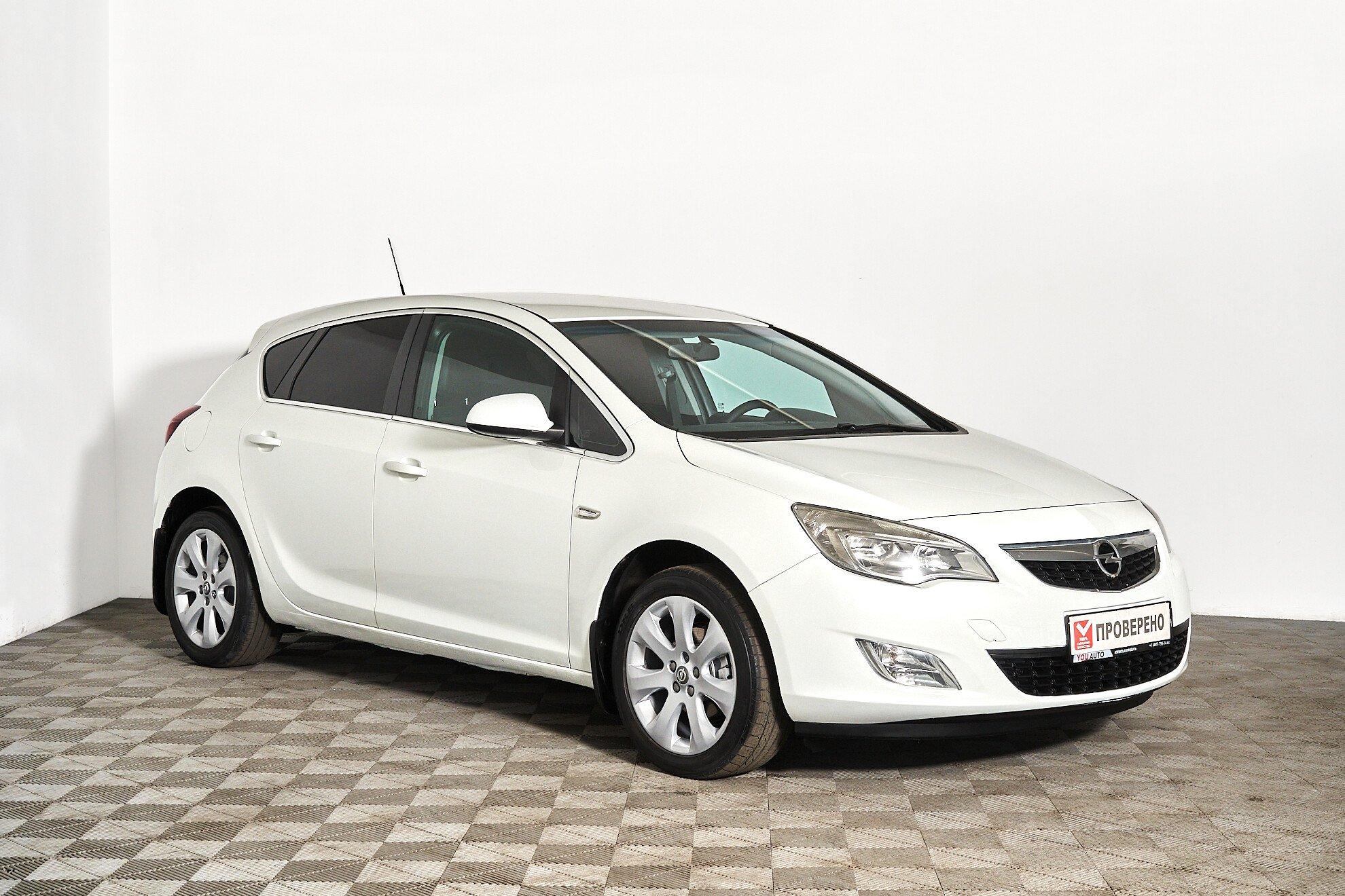 Opel Astra 2012, белый